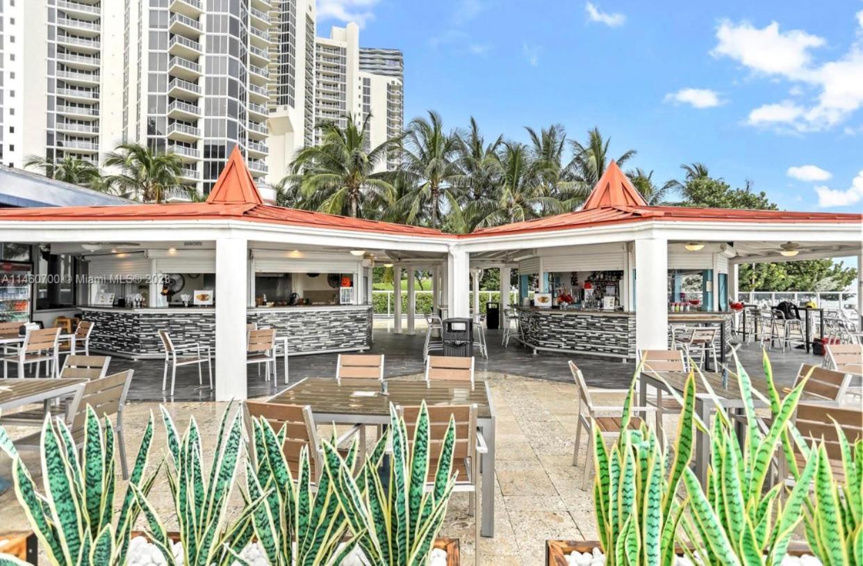 Ramada Plaza By Wyndham Marco Polo Beach Resort Golden Beach Exterior photo